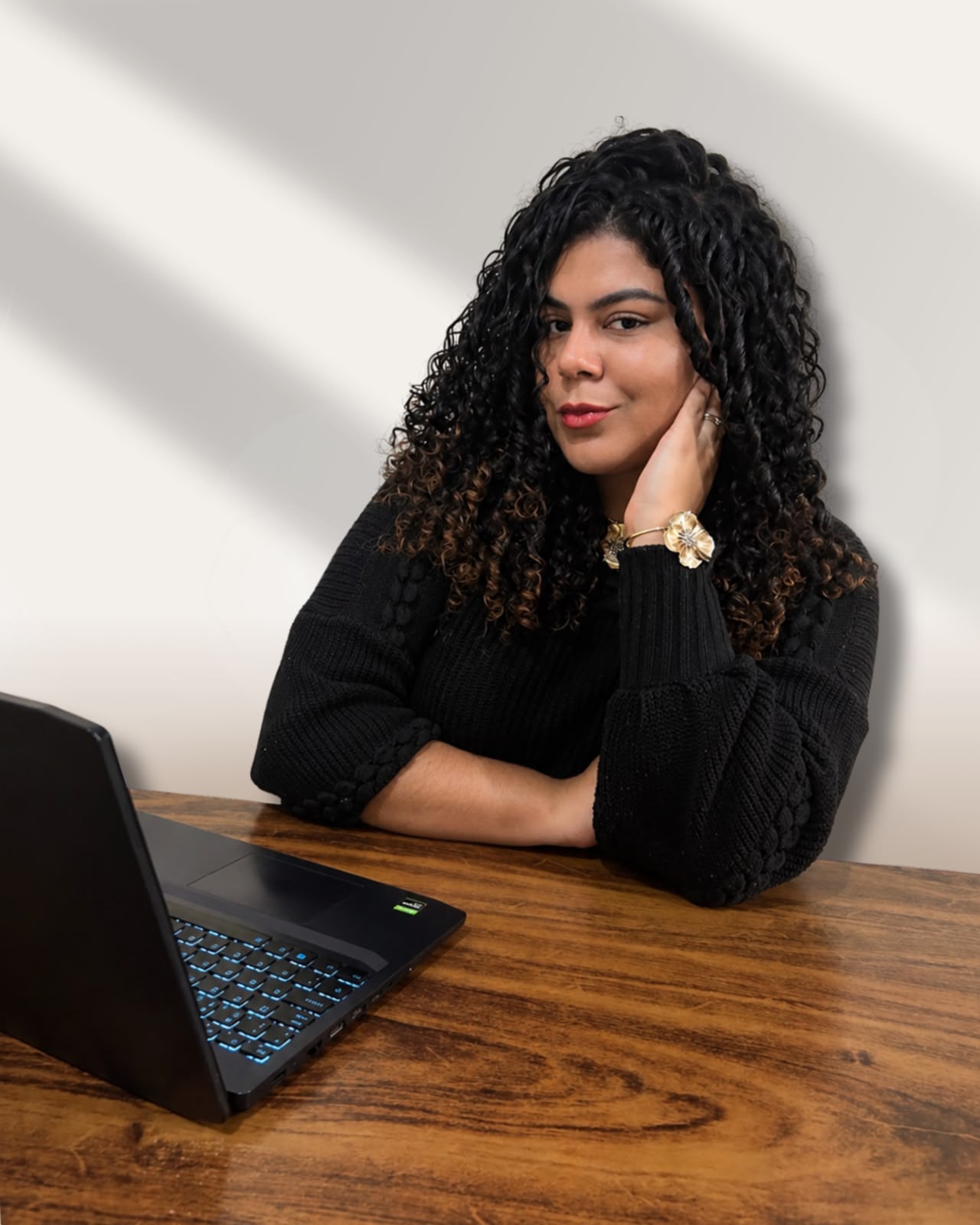 Lorrayne Annyelly trabalhando em seu home office